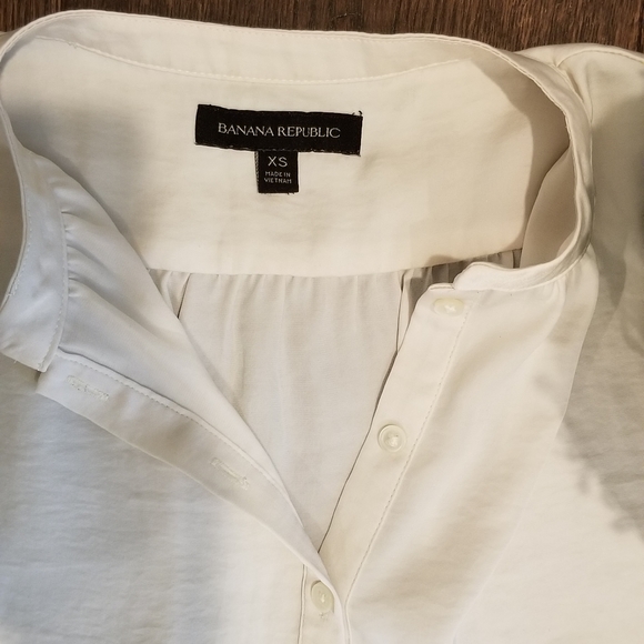 Preloved Silk Like Ruffle Bottom Shell - Picture 4 of 4